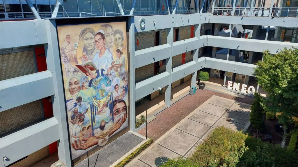 Mural en Facultad de Enfermería y Obstetricia representa la educación universitaria en formación de profesionales de salud en México