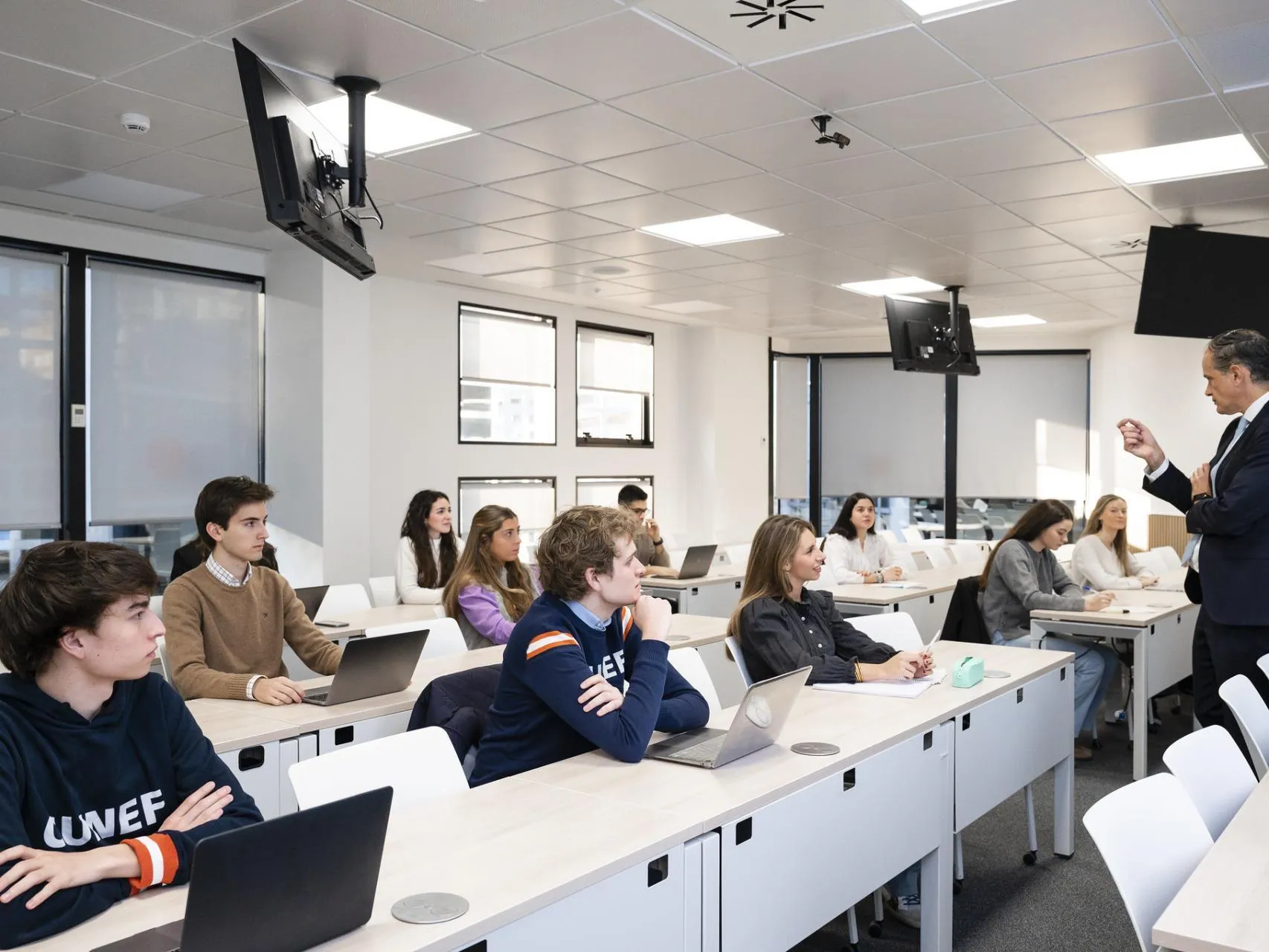 educación universitaria impulsa movilidad social y mejores ingresos en estudiantes en España`