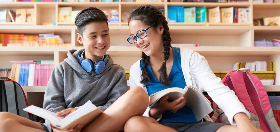 Estudiantes de secundaria leyendo novelas completas en el aula, reflejando cómo la lectura fortalece habilidades clave para la educación superior.