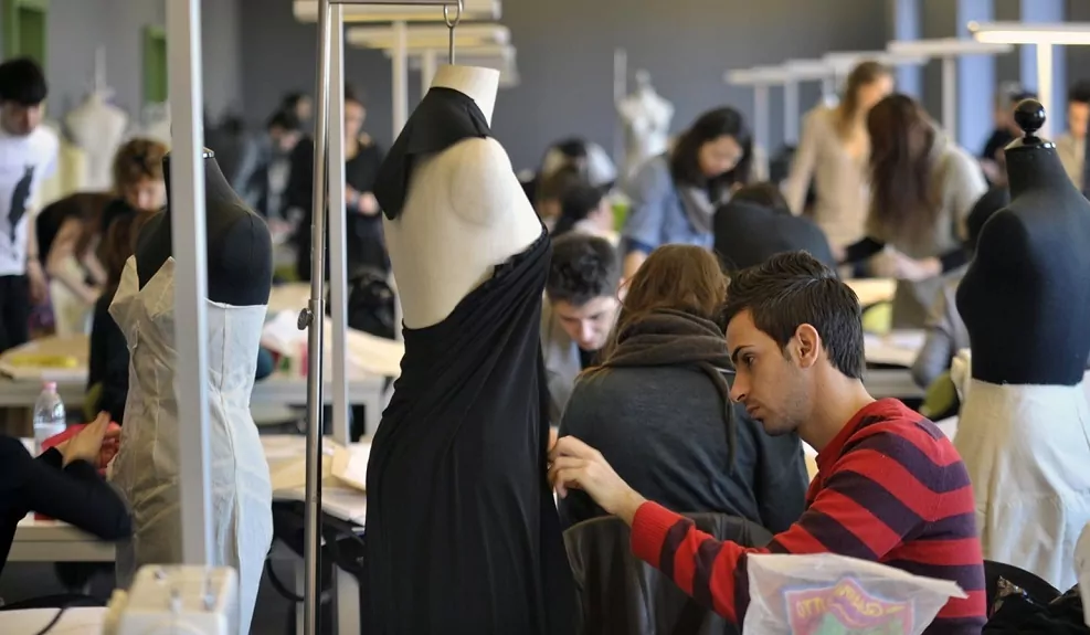 Estudiantes trabajan en atelier de escuelas de moda donde se forman diseñadores para la industria global.