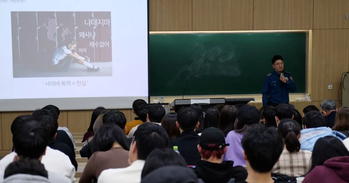 Estudiantes colaboran en un campus moderno que representa escuelas en Asia con aprendizaje práctico y tecnología educativa.