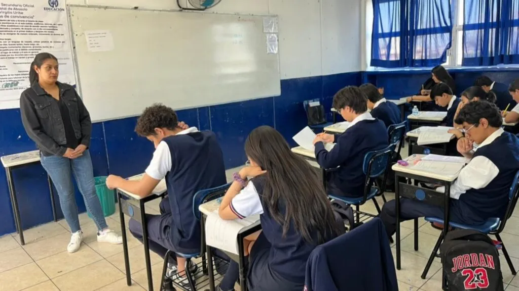 estudiantes de secundaria presentando examen del programa “Prepa para ti” en aula como parte del acceso a educación media superior