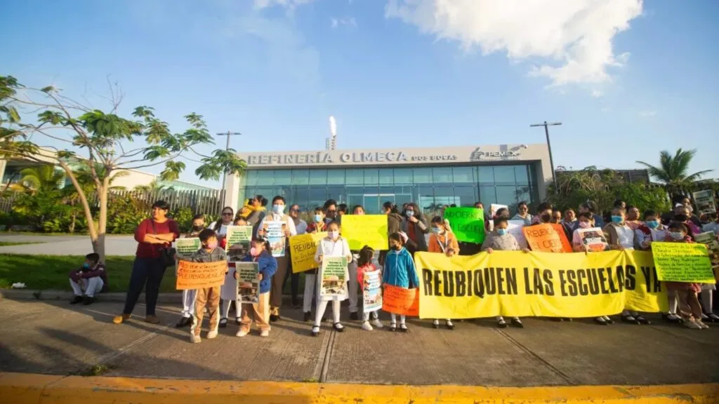 Escuela cercana a refinería Dos Bocas refleja contexto de reubicación de escuelas por riesgos para estudiantes en Tabasco México.