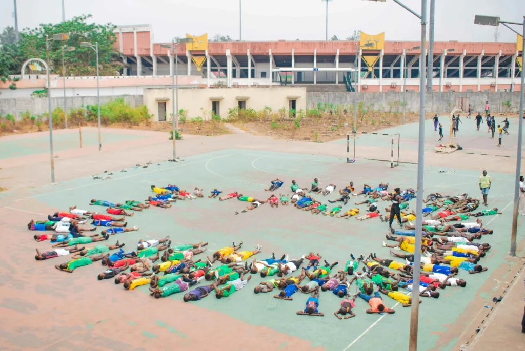 Estudiantes mexicanos practicando actividad física en escuela promoviendo salud y aprendizaje