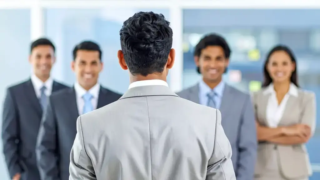 Equipo directivo en reunión estratégica refleja el liderazgo ejecutivo y la transición de gestión operativa a dirección organizacional.