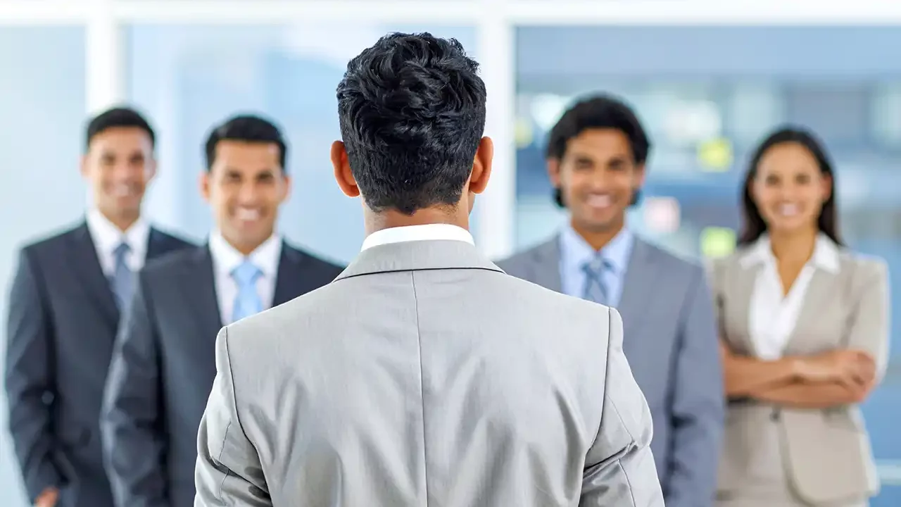 Equipo directivo en reunión estratégica refleja el liderazgo ejecutivo y la transición de gestión operativa a dirección organizacional.