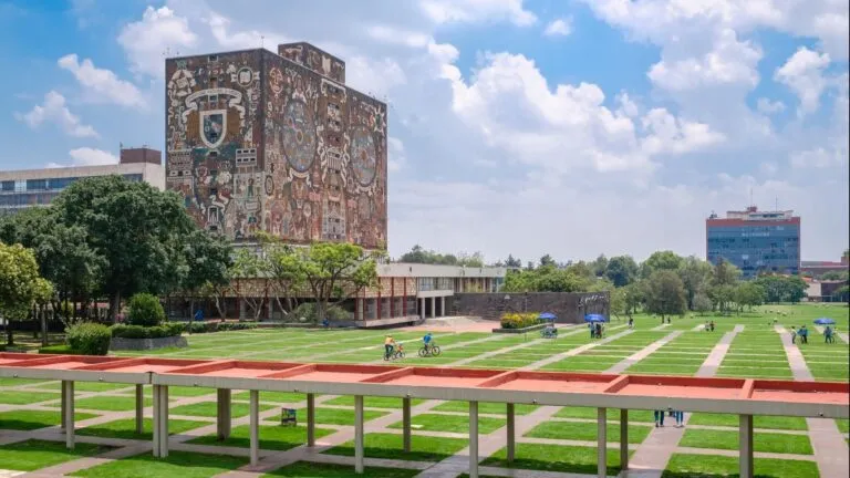 Campus de la UNAM con la Biblioteca Central y estudiantes, representando a las mejores universidades de México en el ranking 2026