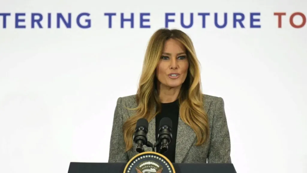 Melania Trump en cumbre internacional promoviendo educación y acceso a tecnología para niños junto a líderes globales