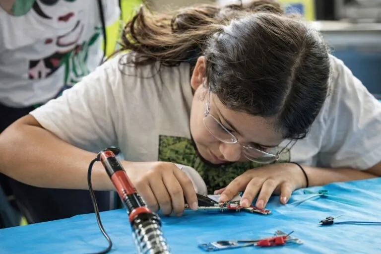 Niñas STEM mexicanas trabajando en un laboratorio escolar con tecnología e innovación educativa.