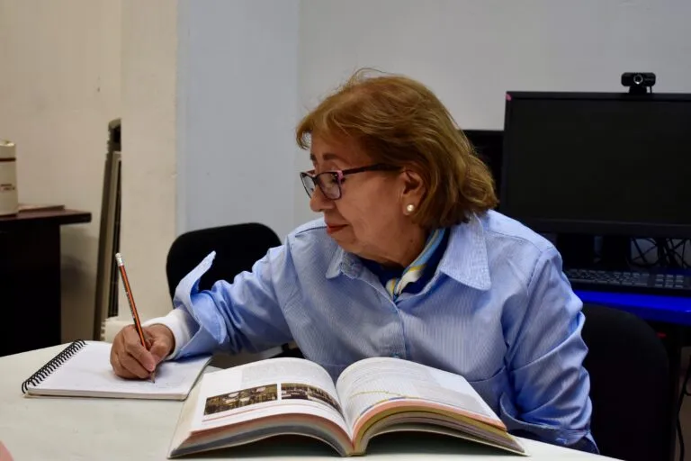 Mujer adulta estudiando en un aula simboliza la preparatoria abierta como oportunidad educativa para personas adultas en Morelos.