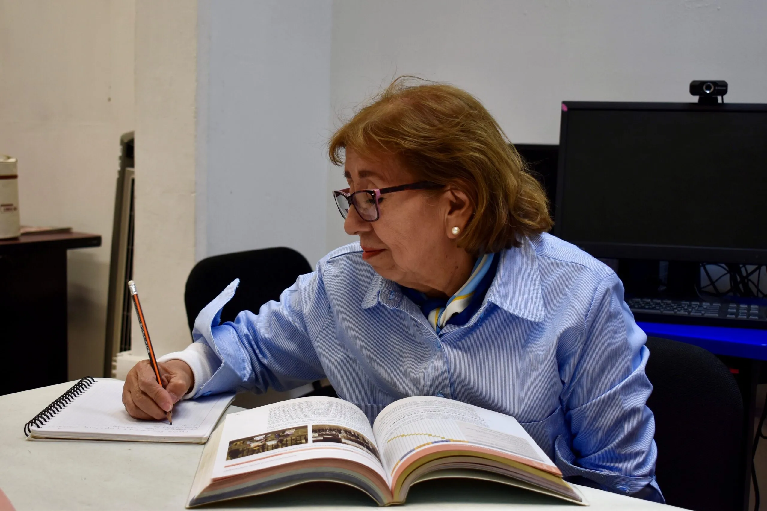 Mujer adulta estudiando en un aula simboliza la preparatoria abierta como oportunidad educativa para personas adultas en Morelos.