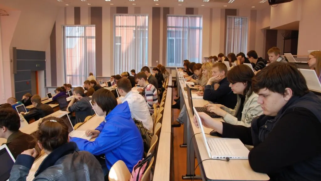 Estudiantes universitarios en campus representando el reclutamiento de estudiantes en universidades de Rusia durante el conflicto en Ucrania