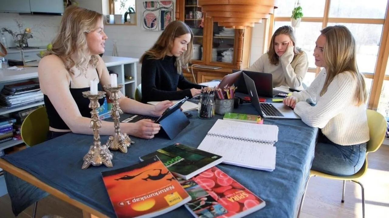 Estudiantes frente a escuela moderna en Suecia reflejan debate sobre regulación de escuelas libres financiadas con fondos públicos.