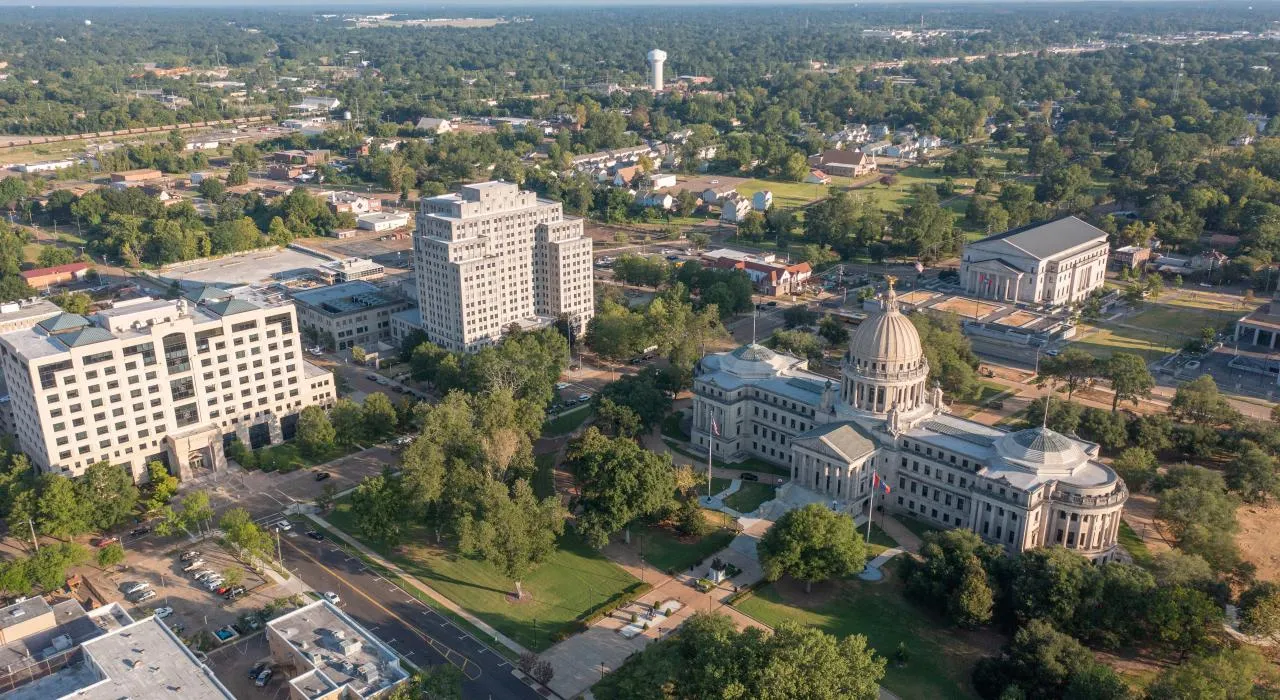 Estudiantes en aula de primaria en Mississippi durante una clase de lectura reflejan avances de la reforma educativa en alfabetización.