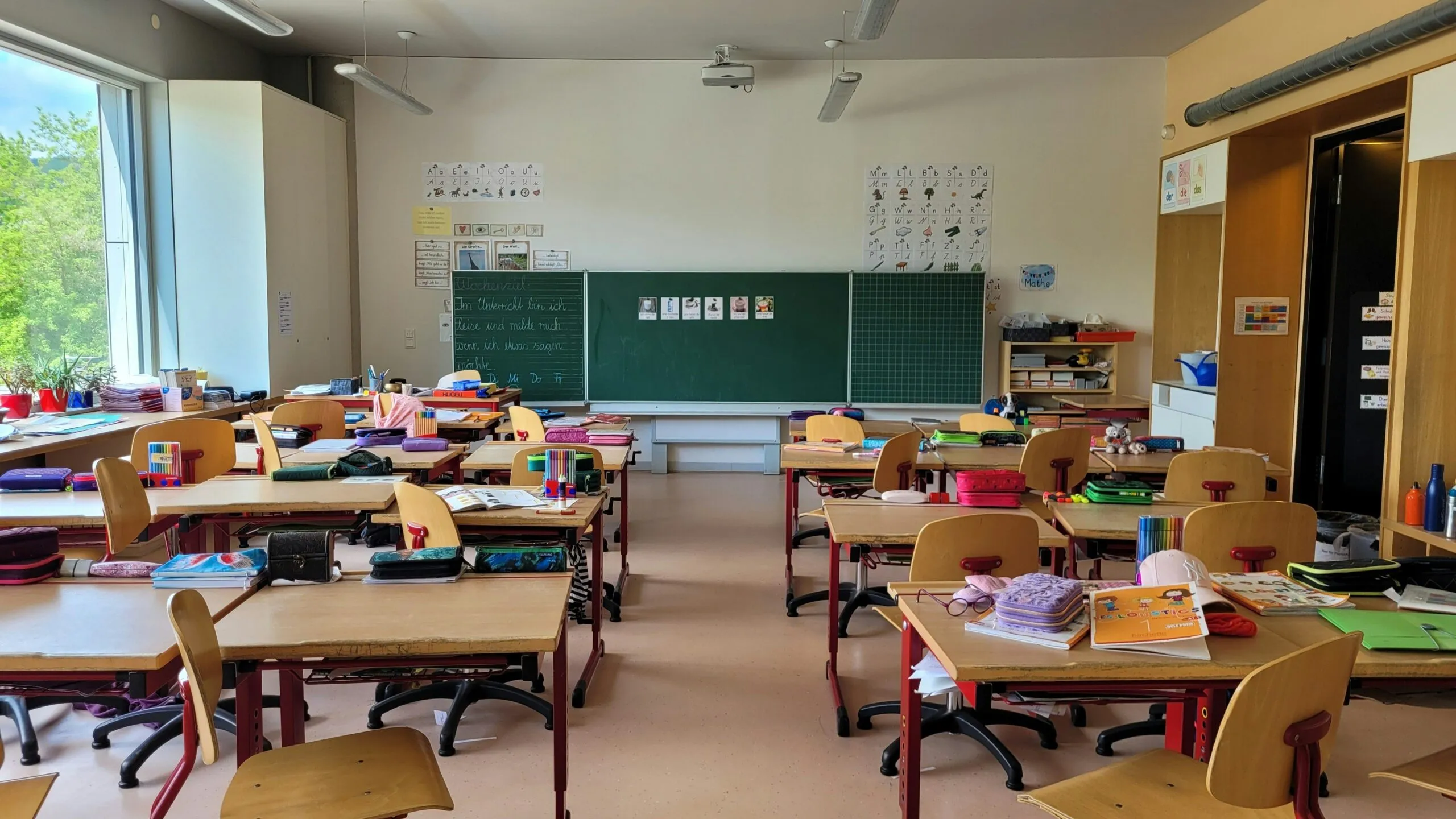 Aula escolar vacía en México simboliza el rezago educativo que afecta a millones de personas que no concluyeron educación básica o bachillerato.