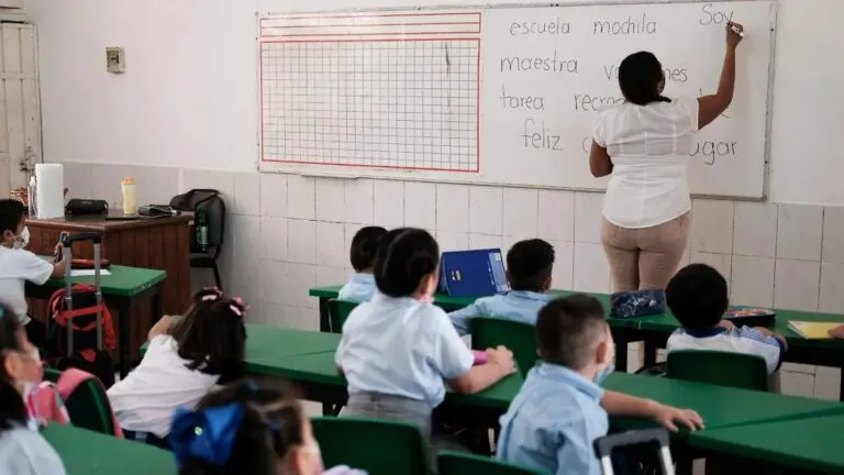 rezago educativo en México con estudiantes en condiciones vulnerables reflejando desigualdad en acceso y permanencia escolar