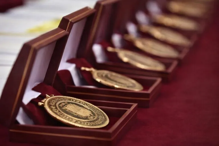 Mujeres líderes de Sinaloa durante una ceremonia vinculada a la medalla al mérito y su reconocimiento social.