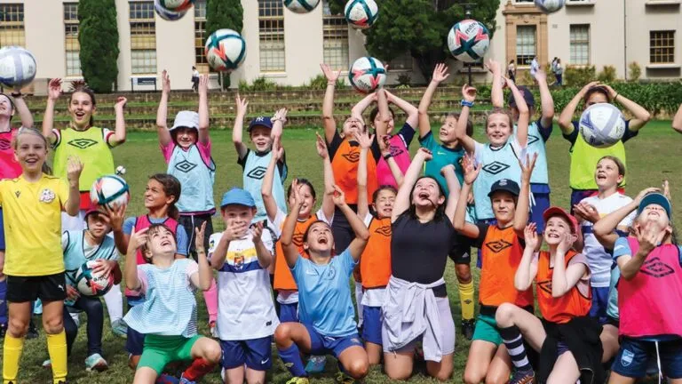 Estudiantes participan en actividades deportivas escolares del programa Sportin Schools promoviendo actividad física en escuelas de Jersey.