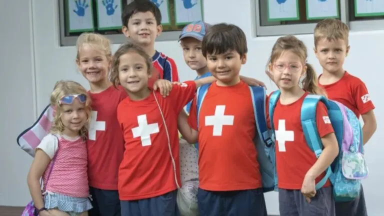 Estudiantes en aula moderna de Suiza enfrentando desequilibrios entre educación académica y técnica y desafíos de inteligencia artificial