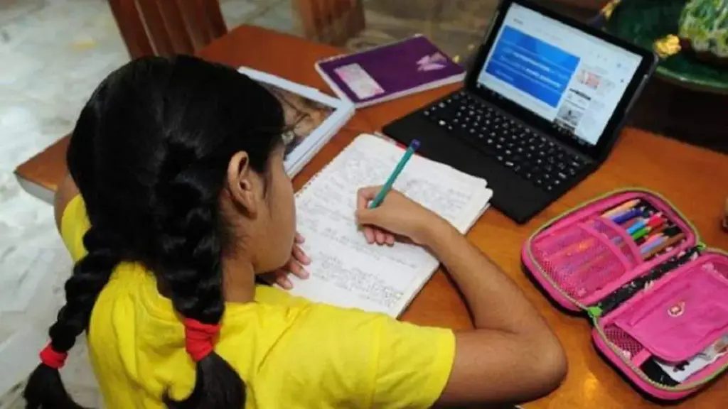 Estudiantes universitarios utilizando tecnología educativa reflejan tendencias educativas con inteligencia artificial y aprendizaje híbrido