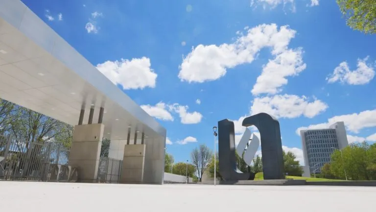 Entrada principal de la UAA con su emblemático logo, representando la oferta de cursos y educación continua disponible para todas las edades