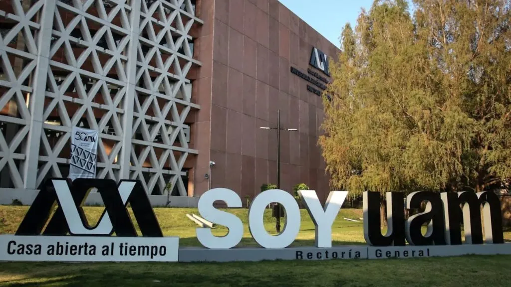 Estudiantes universitarios en campus de la UAM representan el programa Pase UAM que facilita el acceso a la educación superior.