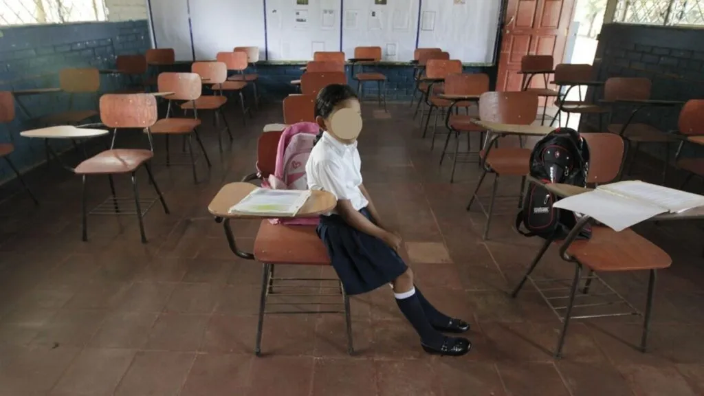 Estudiantes en aula reflejan el rezago educativo en México señalado por la UNESCO, con problemas en lectura, conectividad y permanencia escolar.