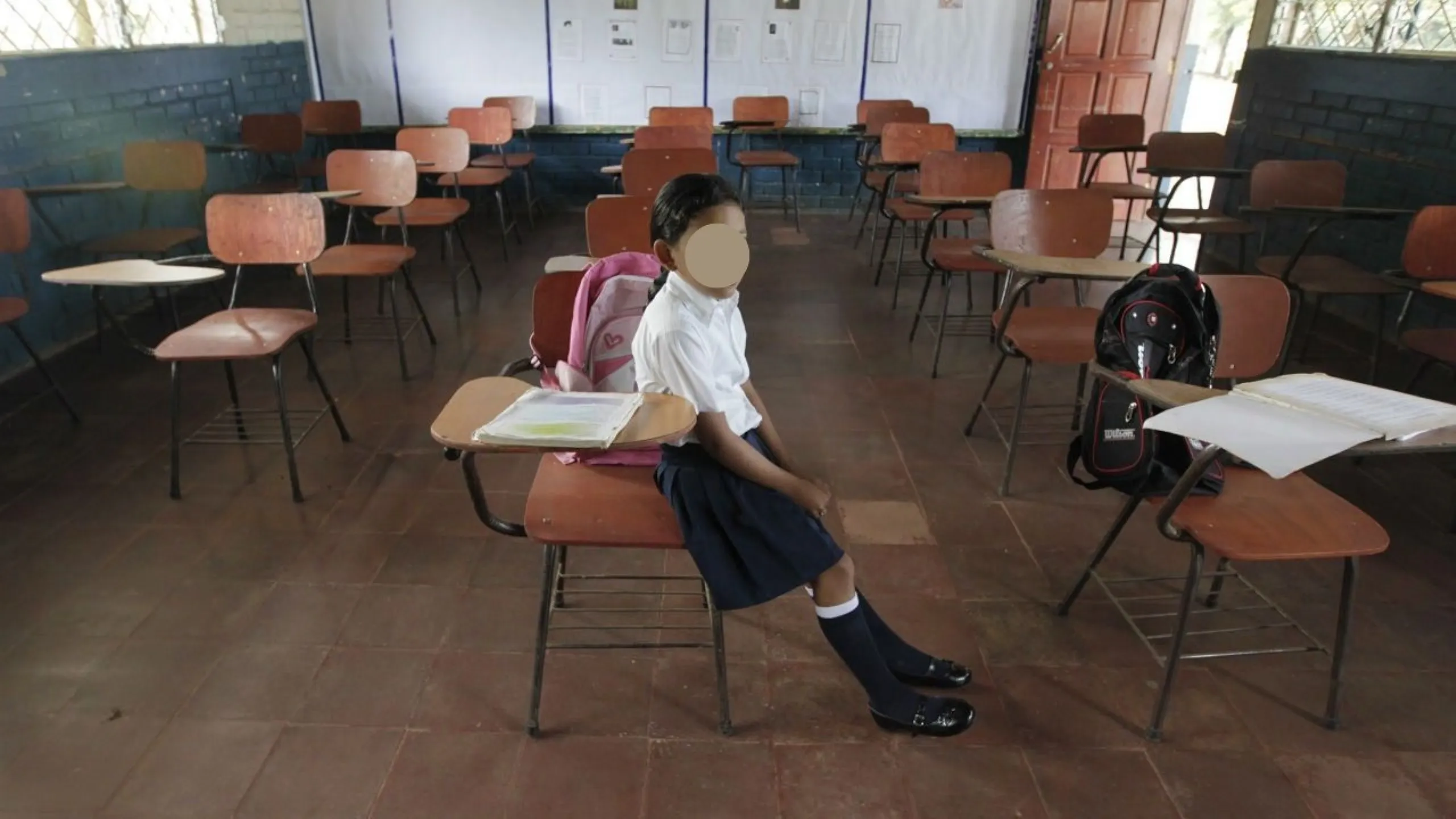 Estudiantes en aula reflejan el rezago educativo en México señalado por la UNESCO, con problemas en lectura, conectividad y permanencia escolar.