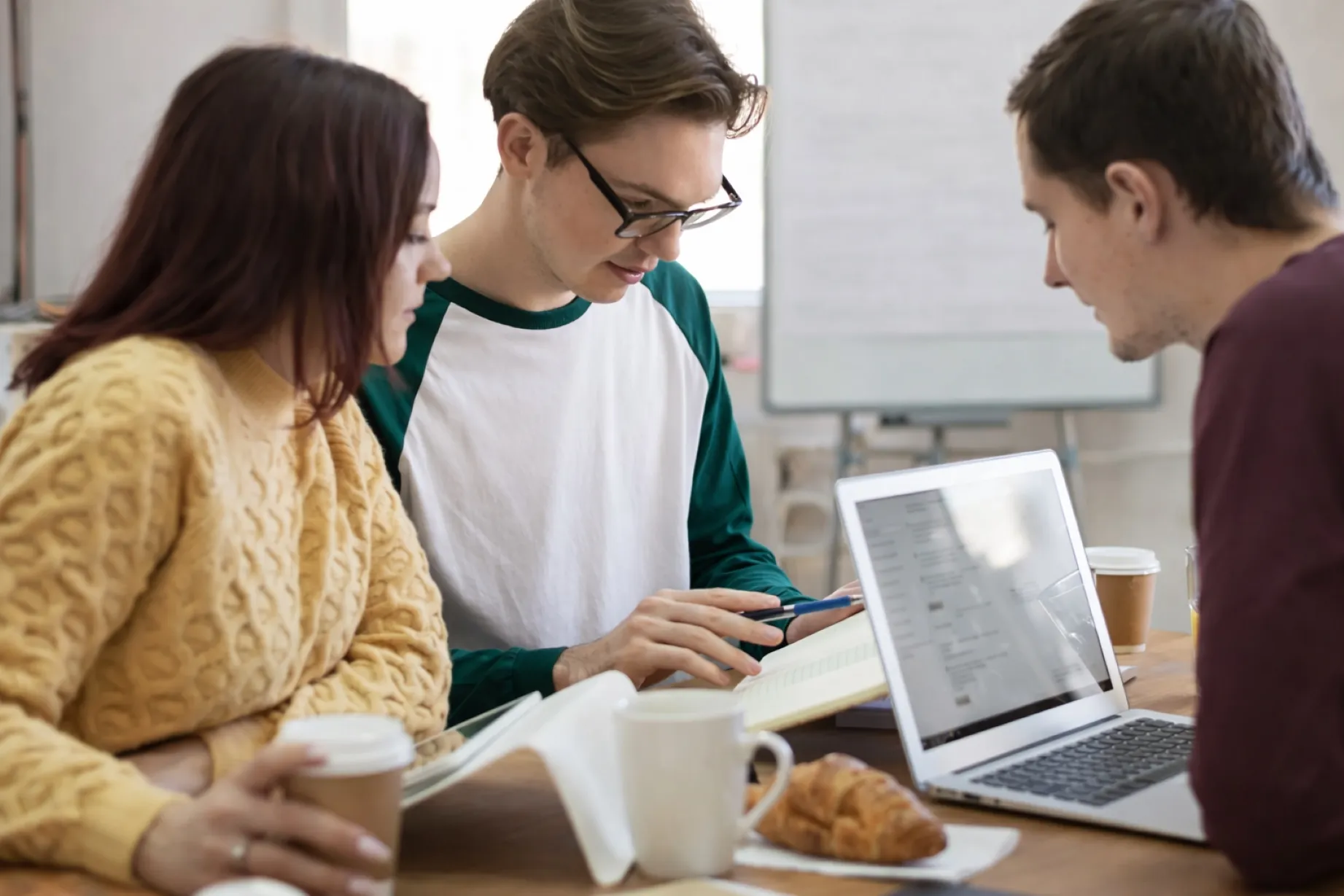 Estudiantes en aula universitaria utilizan inteligencia artificial educación para investigar y colaborar en tareas académicas