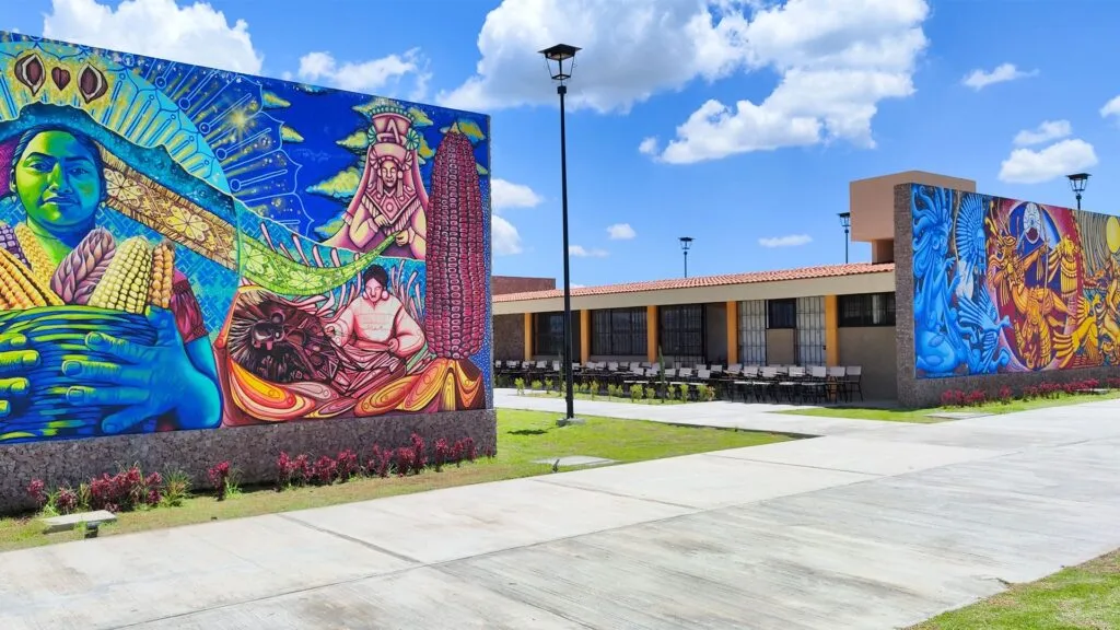 Estudiantes universitarios participando en una clase sobre lengua yuhmu refleja los esfuerzos educativos para preservar esta lengua originaria en Tlaxcala.