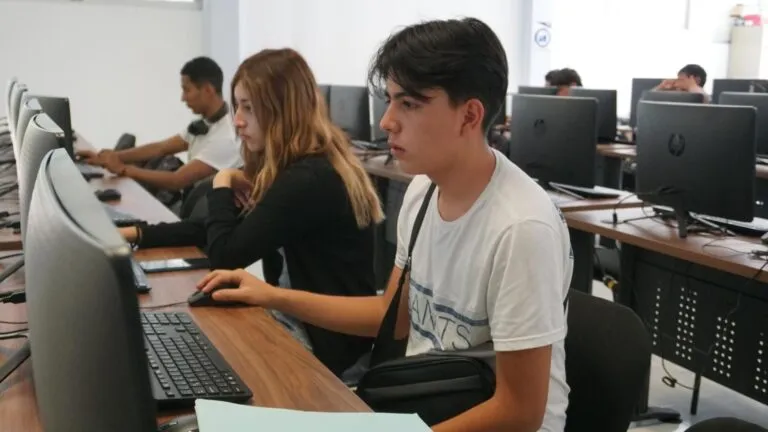 Escuelas Normales en Michoacán con estudiantes aspirantes en proceso de admisión educativa