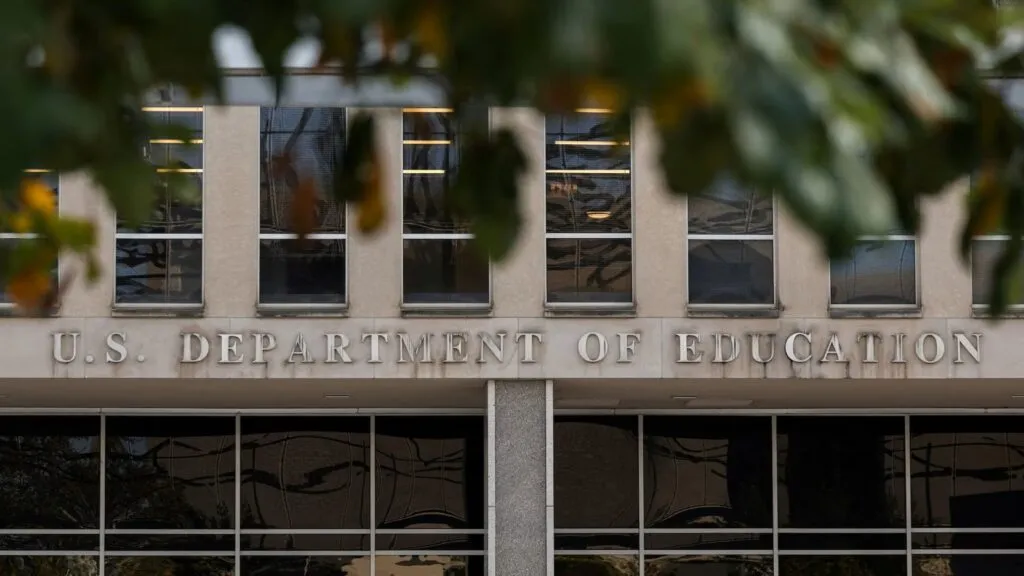 admisión universitaria con documentos y gráficos representando análisis de datos en procesos de ingreso a universidades