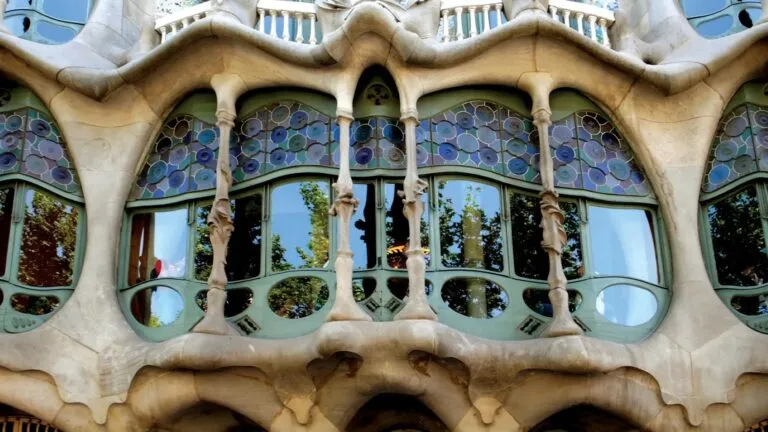 Antoni Gaudí y diseño de ventanas en arquitectura modernista con entrada de luz natural