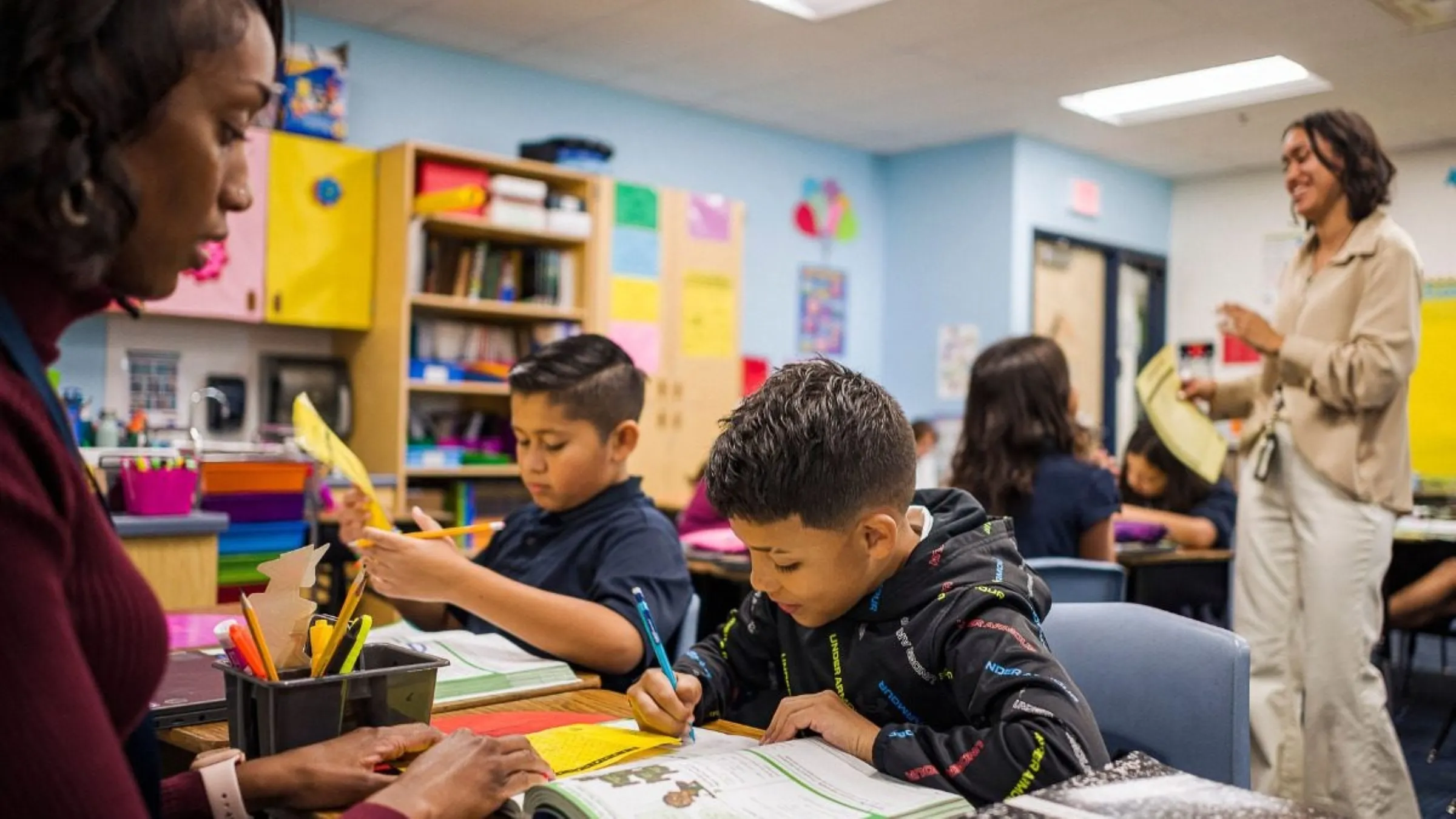 vouchers escolares en Arizona representados con dinero y materiales educativos en debate por uso de recursos públicos