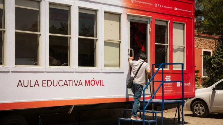 aulas móviles en Querétaro brindando educación digital y acceso a aprendizaje en comunidades rurales