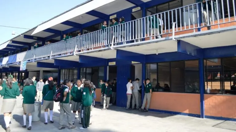reto viral en escuelas con estudiante usando celular y alertas digitales generando preocupación en entorno educativo