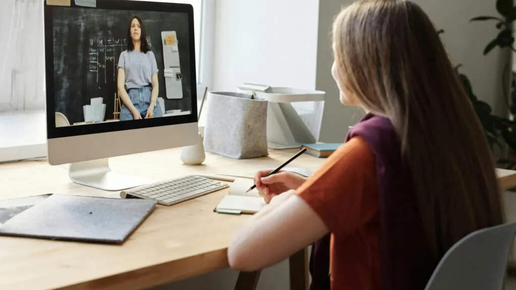 educación online en Chile con estudiante utilizando computadora en casa para continuar estudios superiores de forma flexible