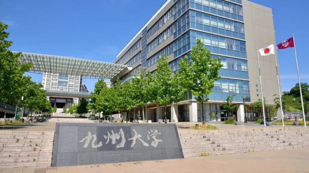 universidades en Japón con reducción de escuelas y ajustes en el sistema educativo por baja natalidad