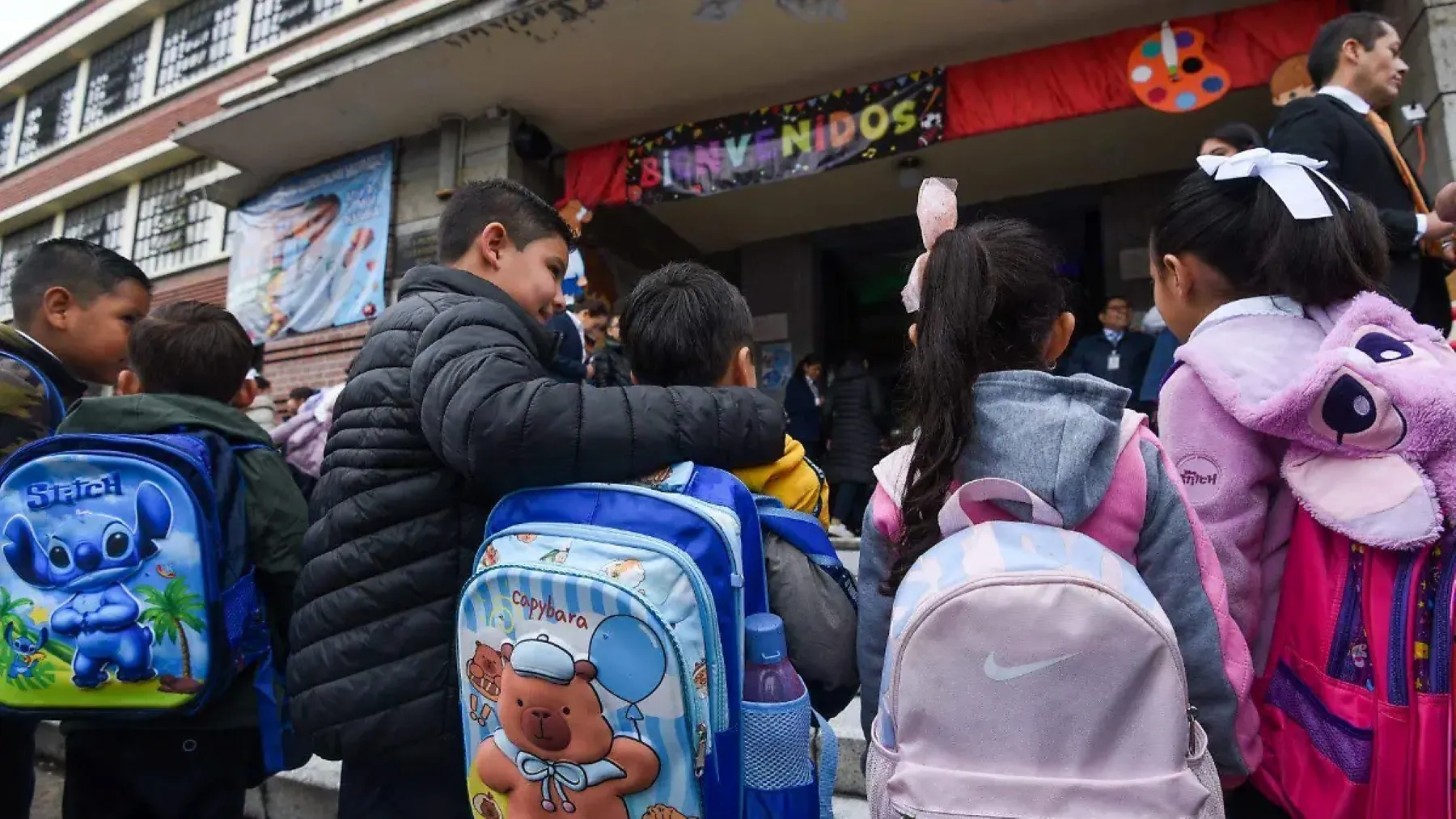 megapuente en México con calendario escolar marcando días de descanso en mayo para estudiantes