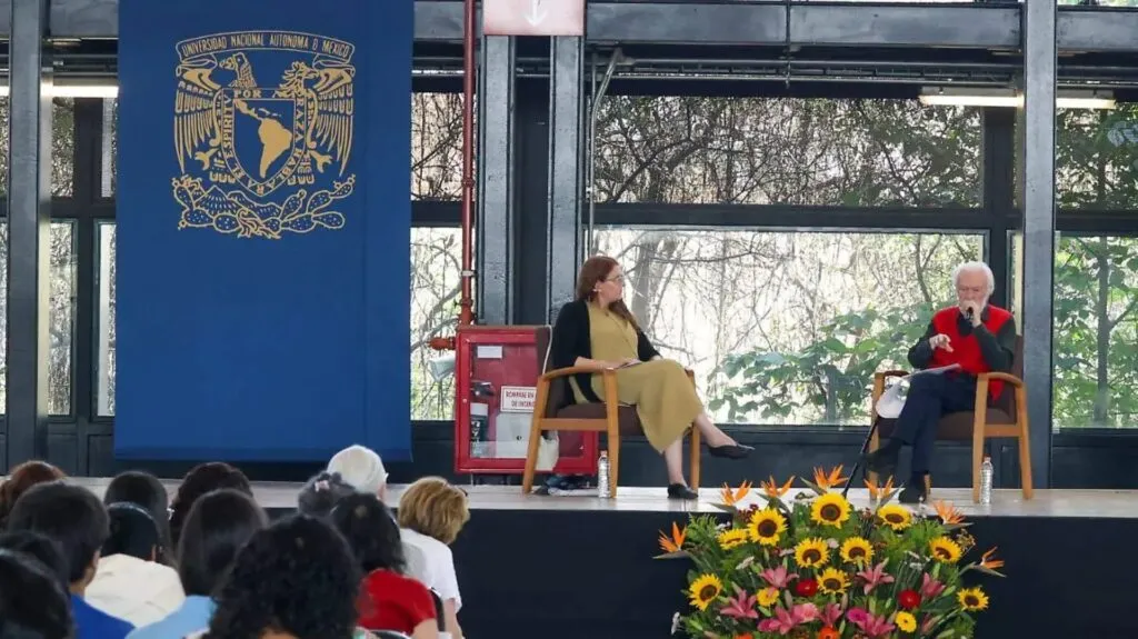 pensamiento crítico en universidades de México con estudiantes reflexionando sobre economía y educación