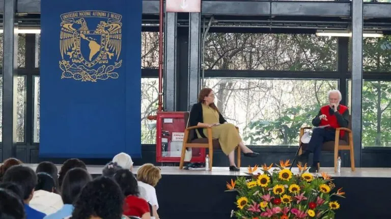 pensamiento crítico en universidades de México con estudiantes reflexionando sobre economía y educación