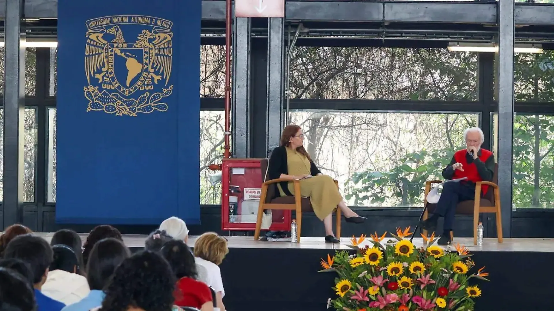 pensamiento crítico en universidades de México con estudiantes reflexionando sobre economía y educación