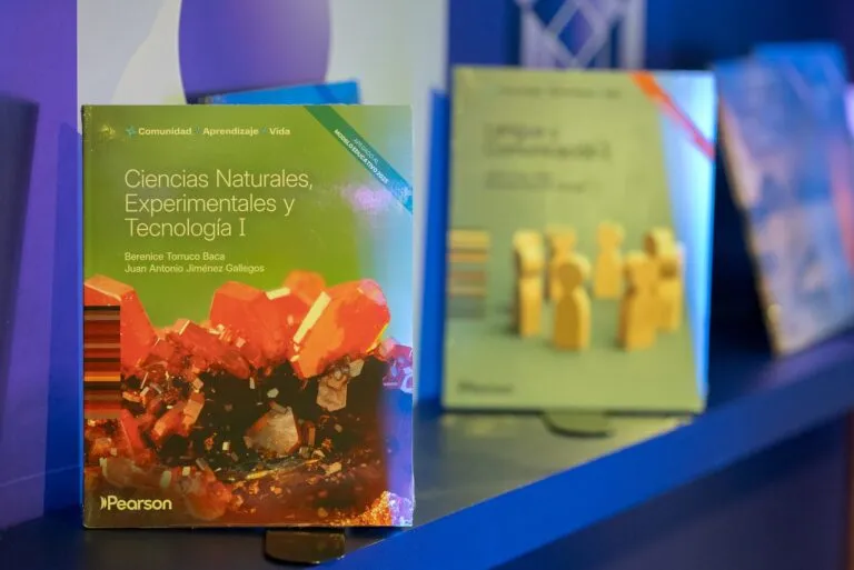 Libros de la serie CAV de Pearson México, incluyendo Ciencias Naturales, Experimentales y Tecnología I, presentados como parte del modelo educativo 2025 con enfoque en aprendizaje aplicado, comunidad, aula y desarrollo de competencias en educación media superior.