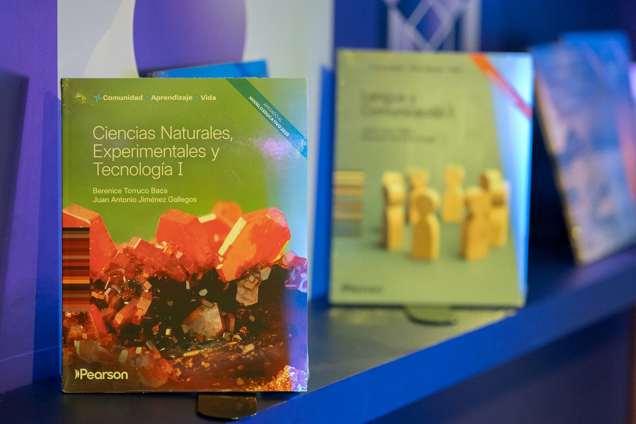 Libros de la serie CAV de Pearson México, incluyendo Ciencias Naturales, Experimentales y Tecnología I, presentados como parte del modelo educativo 2025 con enfoque en aprendizaje aplicado, comunidad, aula y desarrollo de competencias en educación media superior.