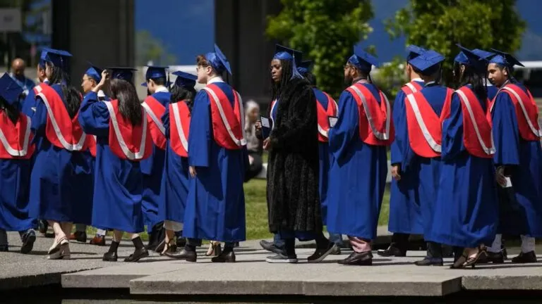 desempleo juvenil en Canadá representado con jóvenes y oportunidades laborales limitadas en entorno urbano