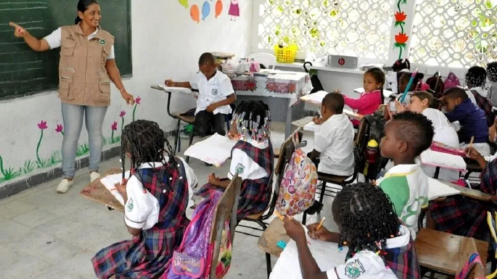 educación en Colombia con estudiantes en aula reflejando retos de permanencia escolar y acceso educativo en América Latina
