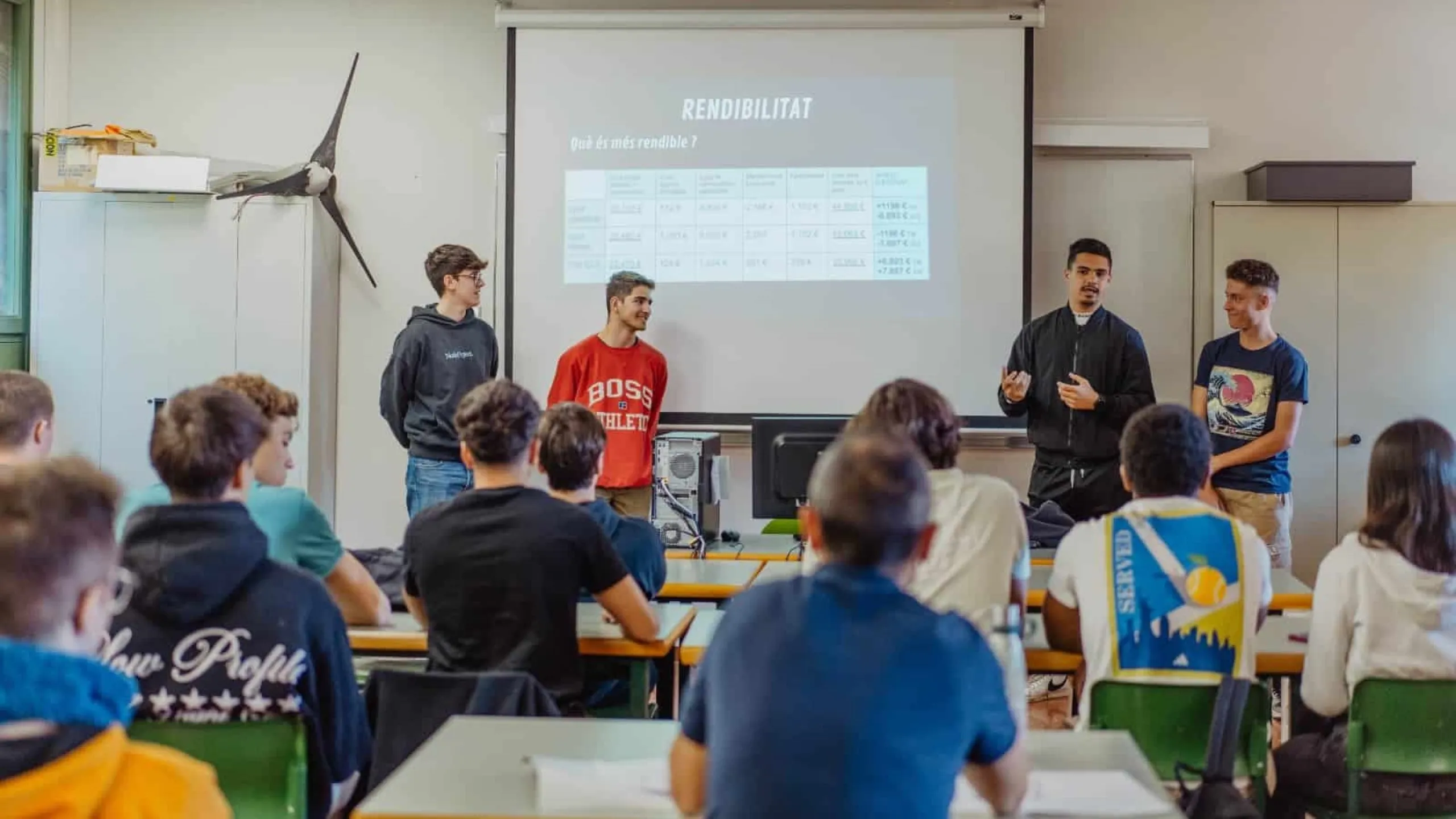 educación en España con inteligencia artificial aplicada en aulas para mejorar el aprendizaje y la enseñanza