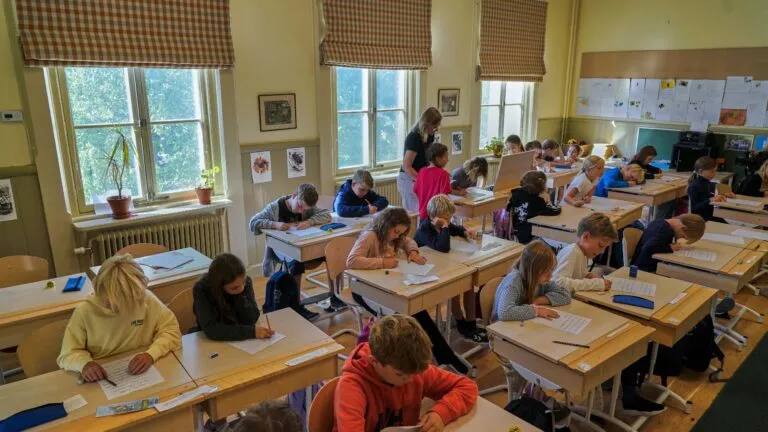 educación en Suecia con libros físicos y aprendizaje sin uso excesivo de tecnología en aulas