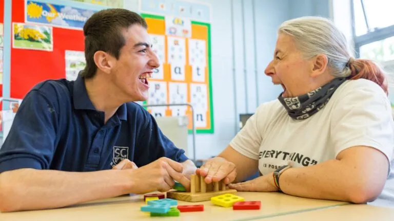 educación inclusiva en Reino Unido representada con aula adaptada y materiales educativos para apoyo a estudiantes con necesidades especiales