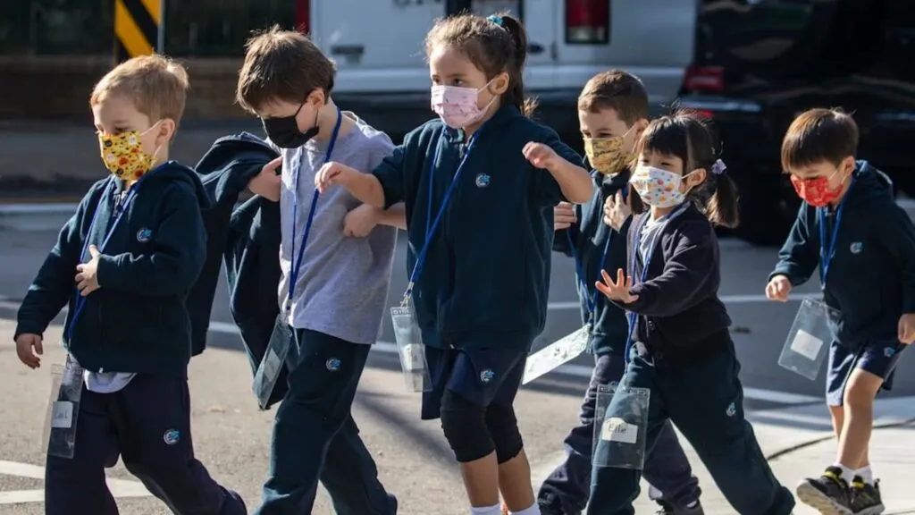 Estudiantes en educación post pandemia adaptándose a nuevos entornos de aprendizaje con apoyo emocional y académico